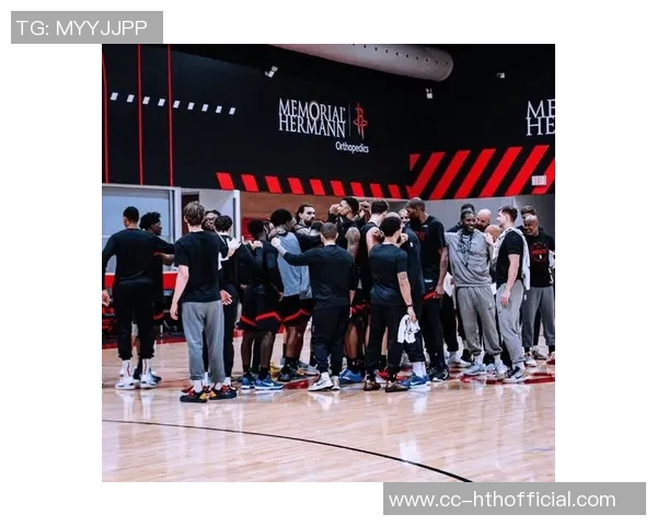 火箭训练营第4日精彩瞬间KD与谢泼德击掌卡佩拉与亚当斯温馨相拥